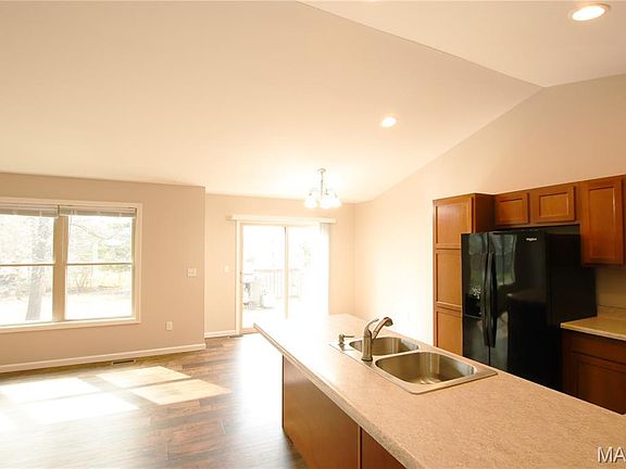 5th image of 611 Hawthorn Ln