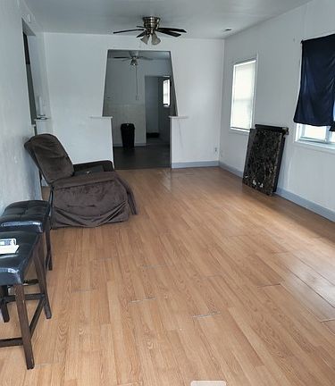 3rd image of 4000 Darby St