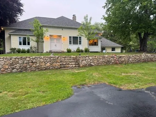 80 Woodbridge Dr, East Greenwich, RI 02818