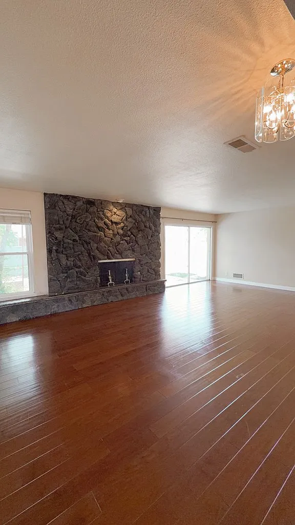 3 bed, 2.0 bath, 1705 sqft, $2,400 — Photo 3