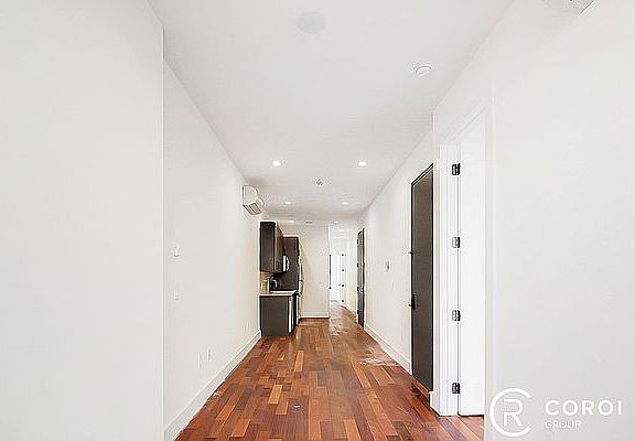 5th image of 996 Putnam Ave #2