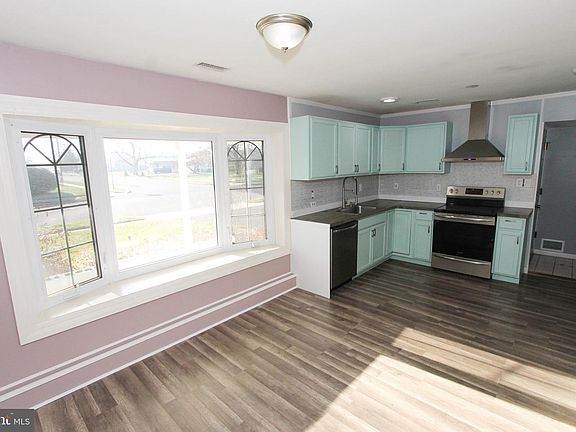 3rd image of 151 Pinewood Dr