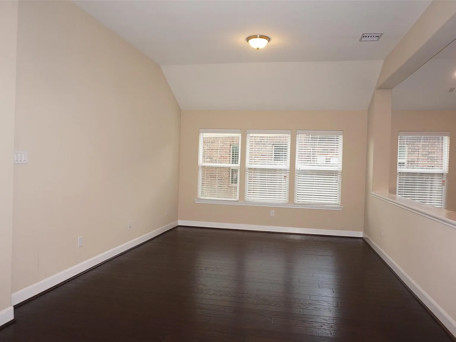 4 bed, 3.0 bath, 2657 sqft, $2,600 — Photo 4