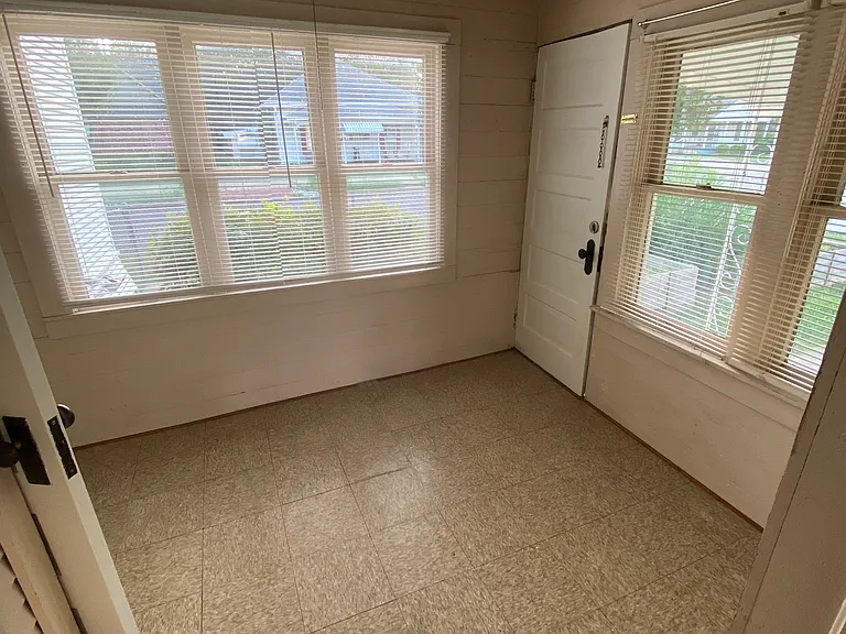 710 W Erwin Ave — Photo 17