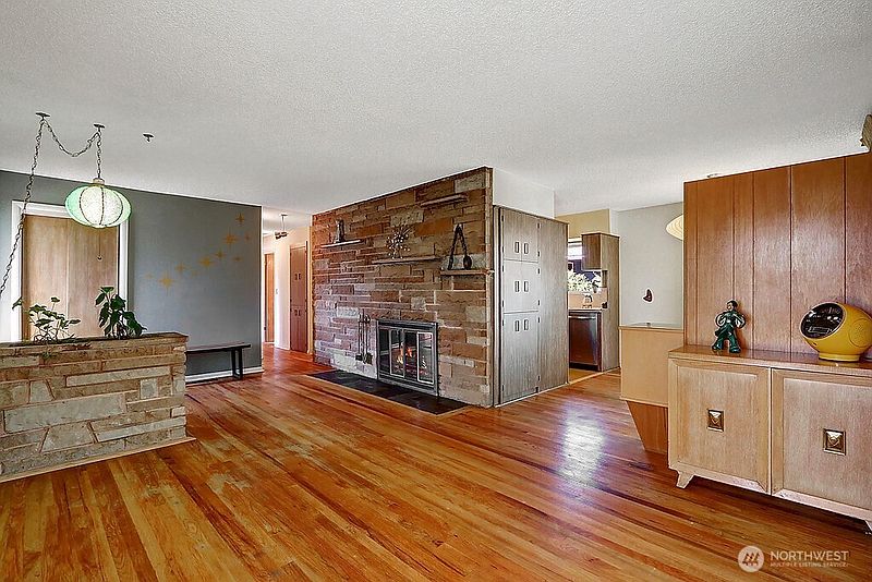2nd image of 7767 Beacon Avenue S