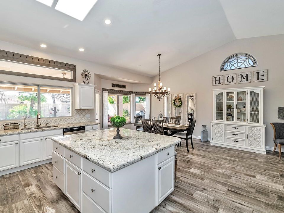 GORGEOUS eatin kitchen!