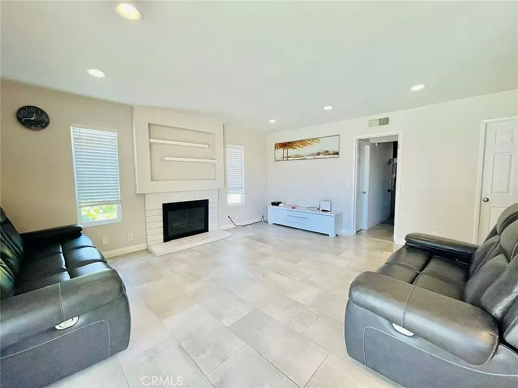 4 bed, 1802 sqft, $3,850 — Photo 3