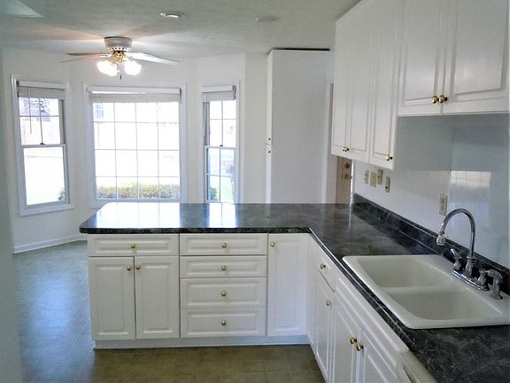 5th image of 725 Whippoorwill Cir