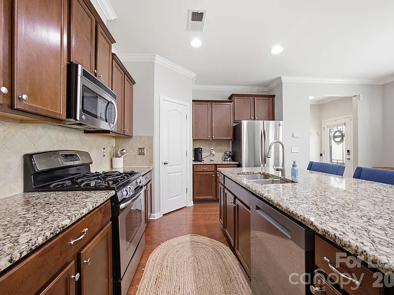 7037 Broughton Ln — Photo 6