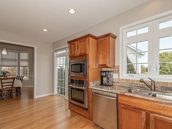 4th image of 495 Stirling Dr