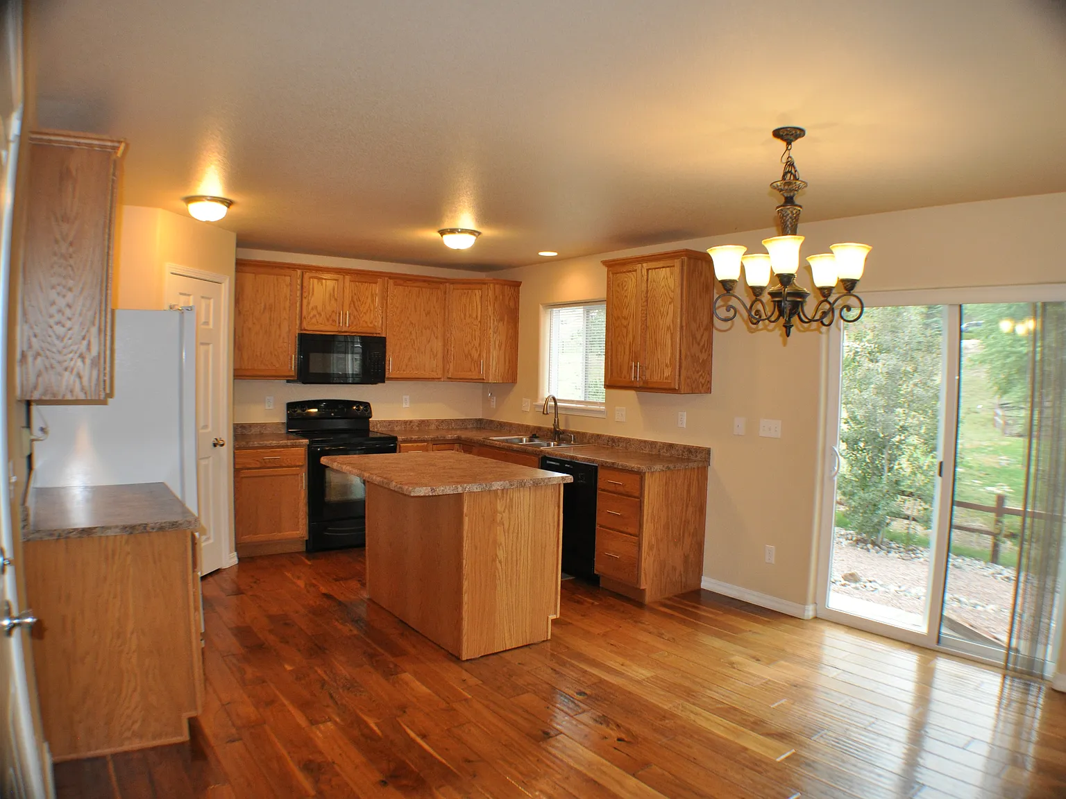 4 bed, 3.5 bath, 2836 sqft, $2,750 — Photo 2