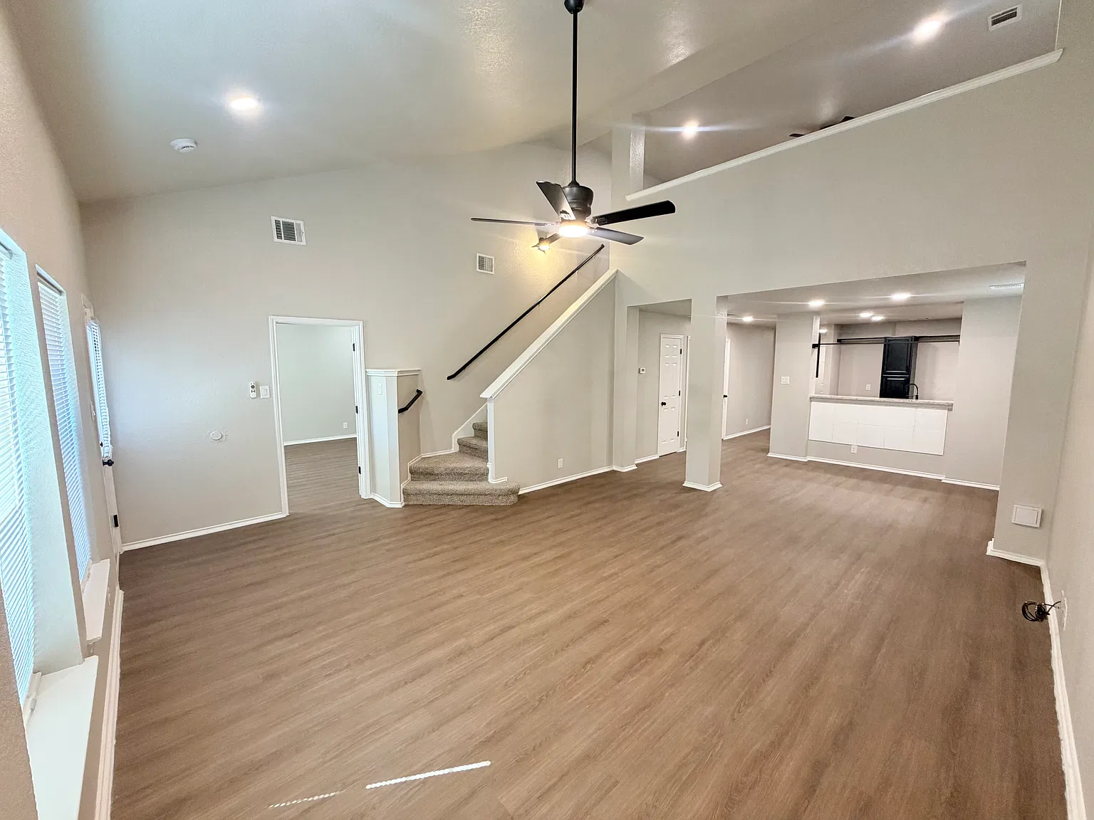 5 bed, 2500 sqft, $2,500 — Photo 2