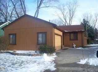 527 Lakeside Dr, Waterford, MI 48328