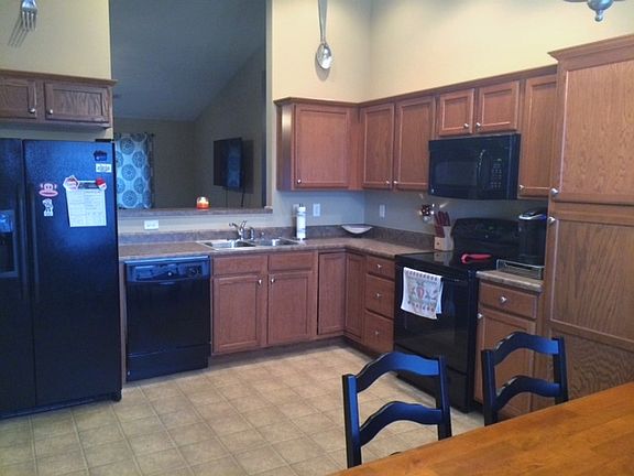 4th image of 326 Camden Cir