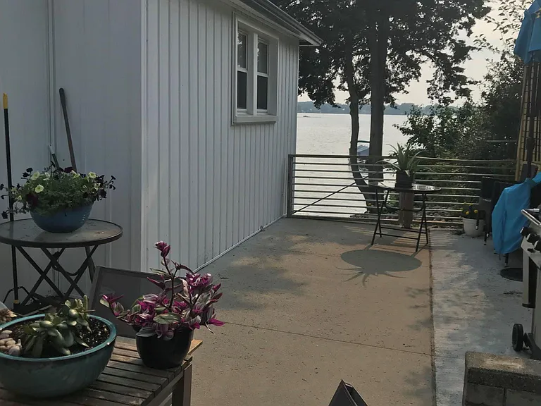 581 E Shore Dr — Photo 2