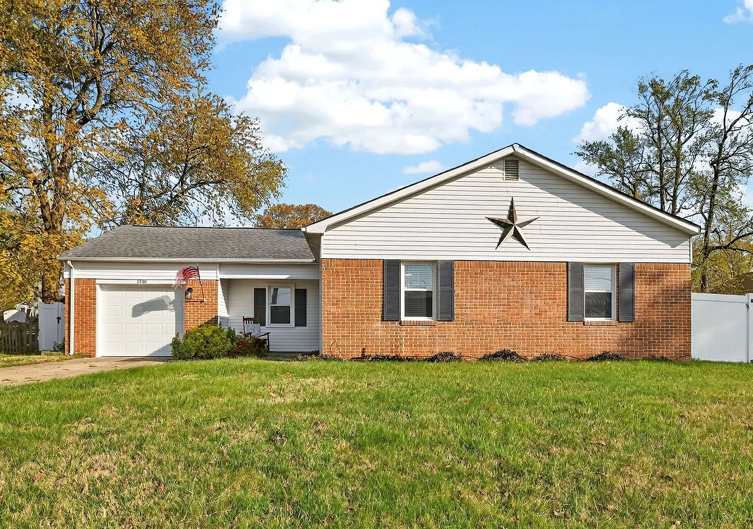 3 bed/2 bath home on large corner lot — Photo 1