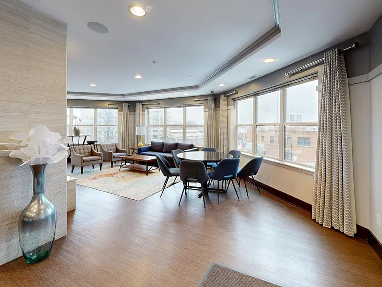 Wheaton 121 — Photo 11