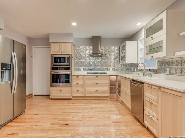 323 PINEWOOD LN, San Antonio, TX 78216