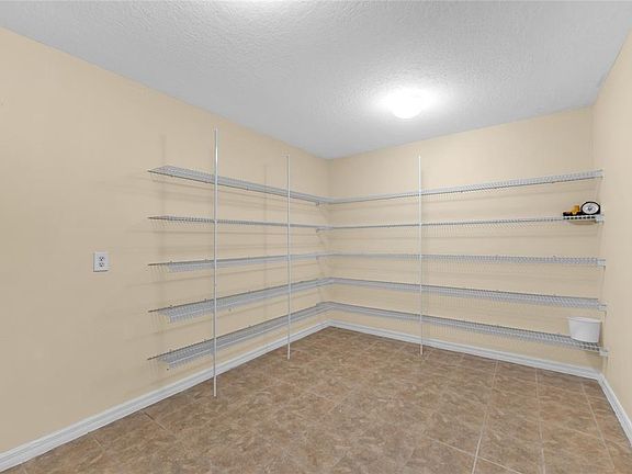 4th image of 704 Toulon Dr