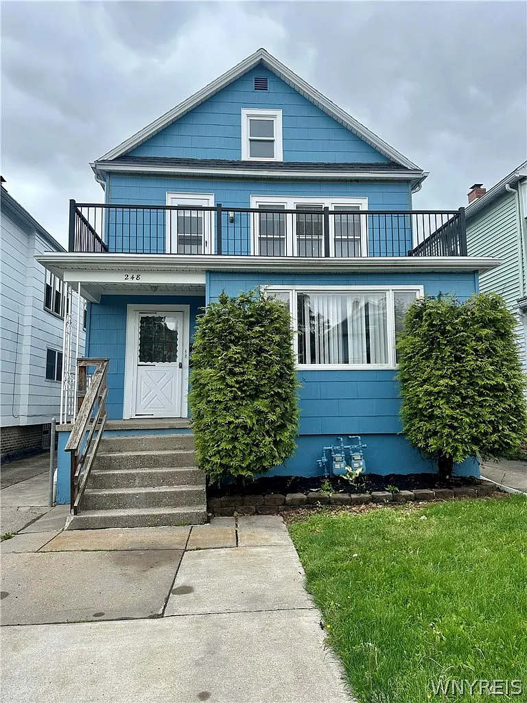 3 bed, 1.0 bath, 1270 sqft, $1,650 — Photo 1