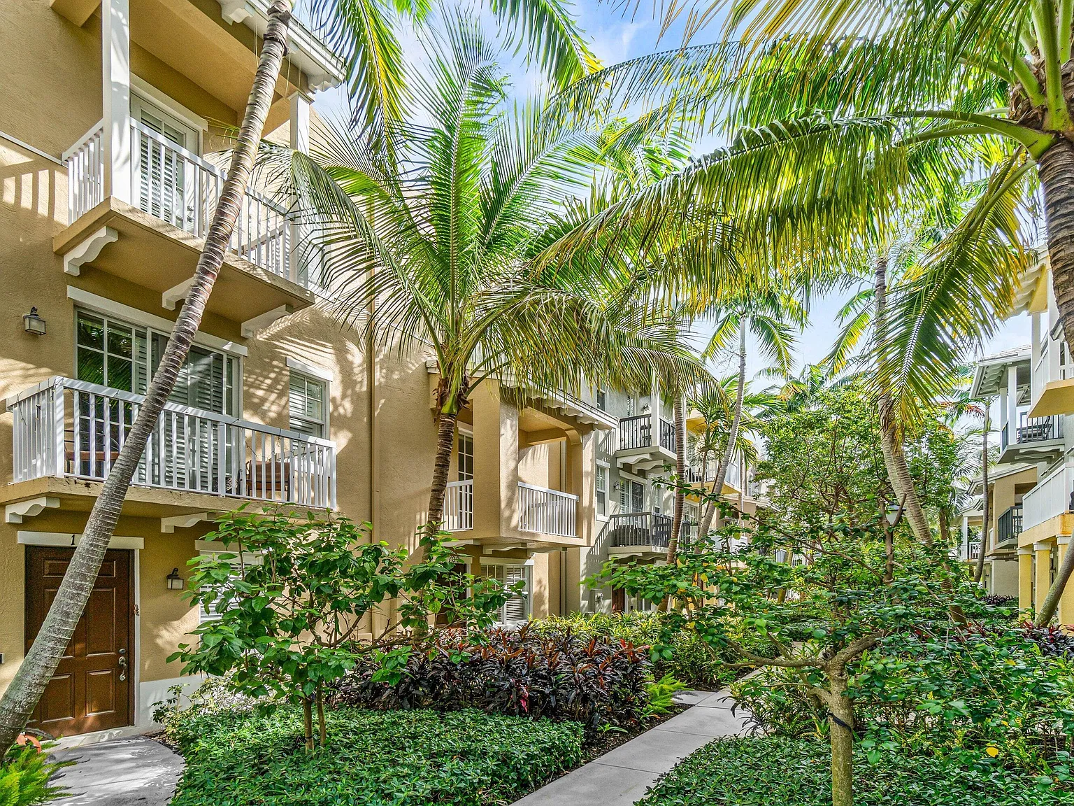 2 bed, 5.0 bath, 1860 sqft, $5,000 — Photo 4