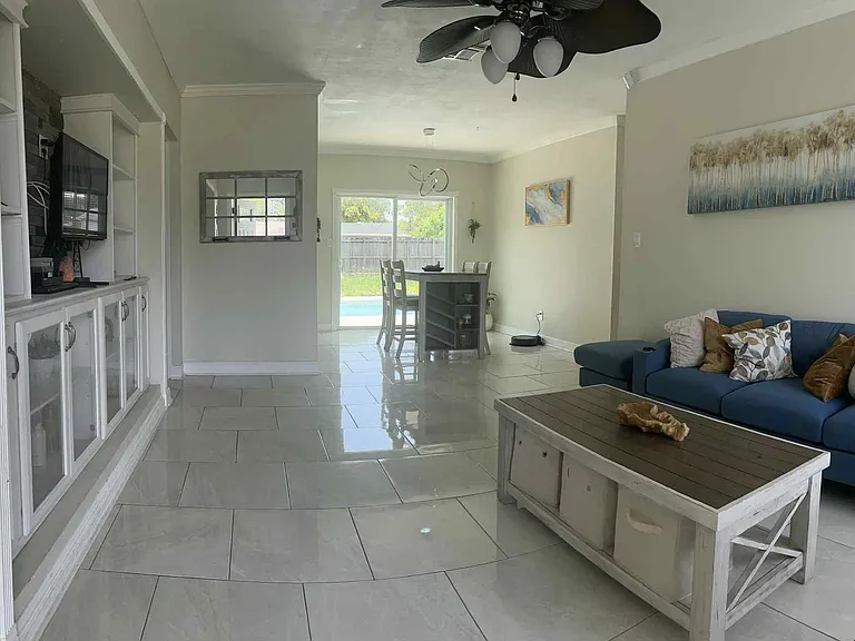 7021 Scott St — Photo 2