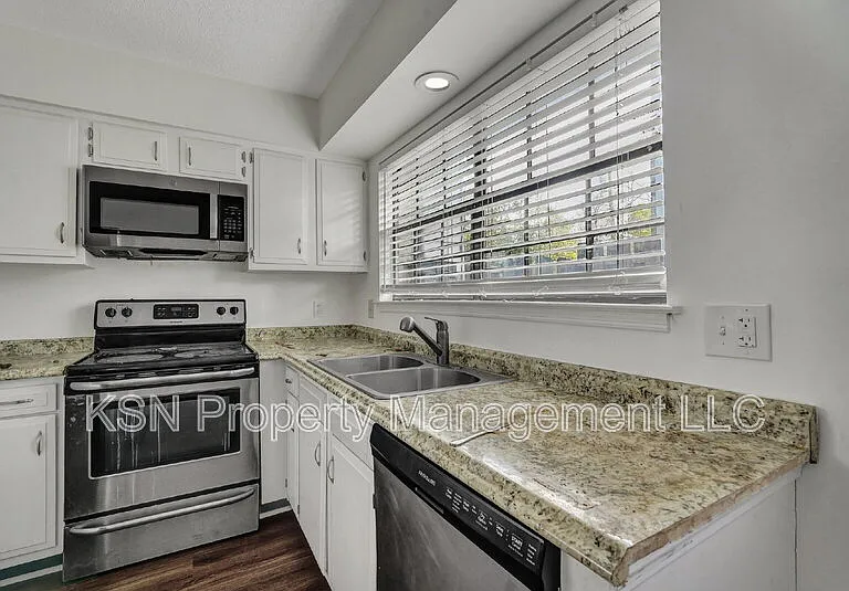 2220 E Victory Dr #24 — Photo 9