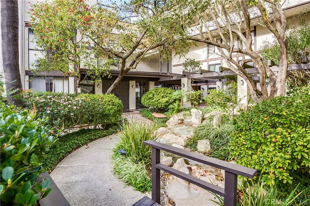 2 bed, 2.5 bath, 2100 sqft, $3,900 — Photo 4