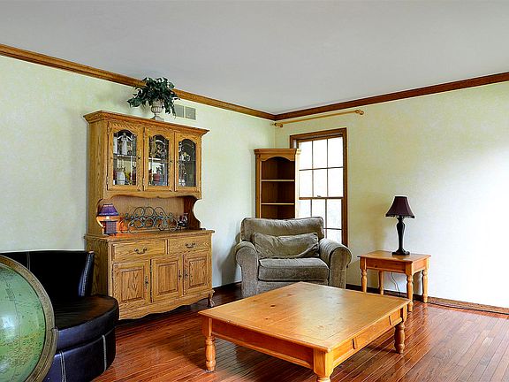 2nd image of 1905 Jeanette Ave
