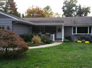 2 Pickwick Ln, Mountain Lakes, NJ 07046