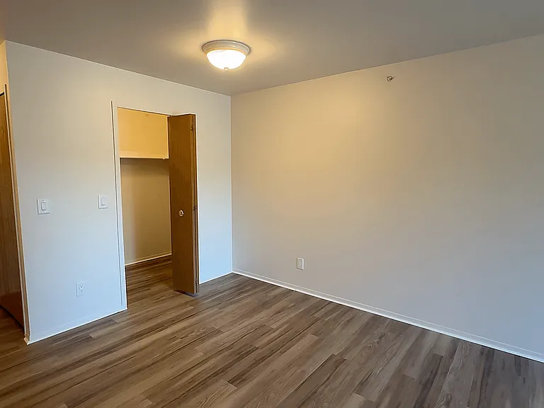 Lakeside Village Apartments — Photo 89