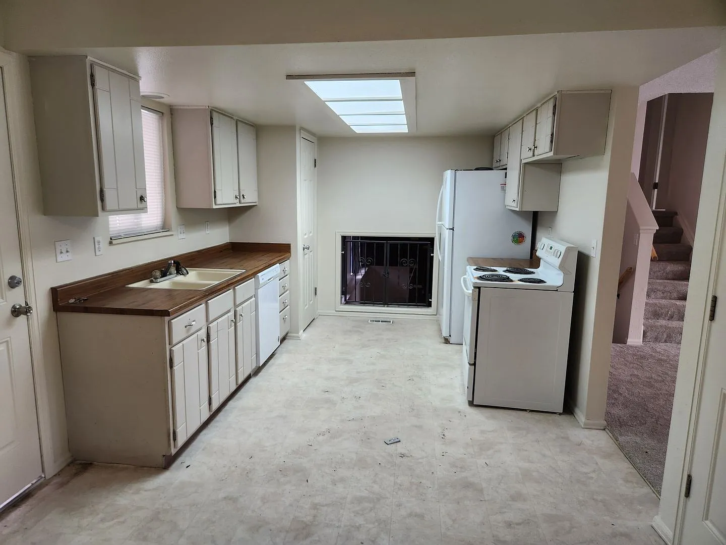 All Prospective Tenants Must Submit A On Line Application And Be Pre-Qualified Prior To Any Showi... — Photo 3