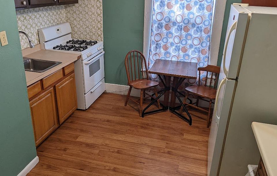 2nd image of 1131 Pleasant St APT B