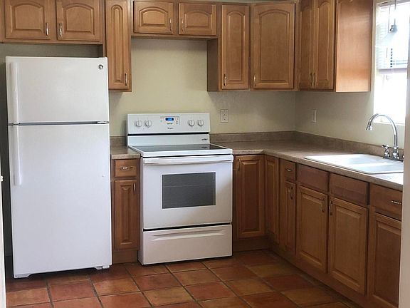 2nd image of 1708 Oak St APT 1