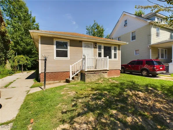 793 Alhambra Rd, Cleveland, OH 44110