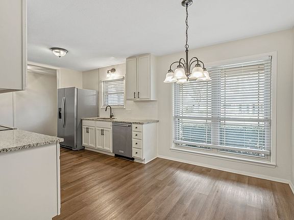 5th image of 700 Top Hill Dr