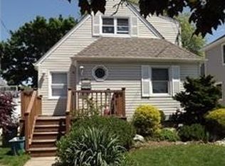 3173 Trinity St, Oceanside, NY 11572
