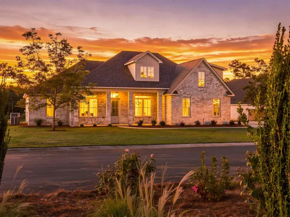 8 Pleasant Oaks Dr, Perry, GA 31069