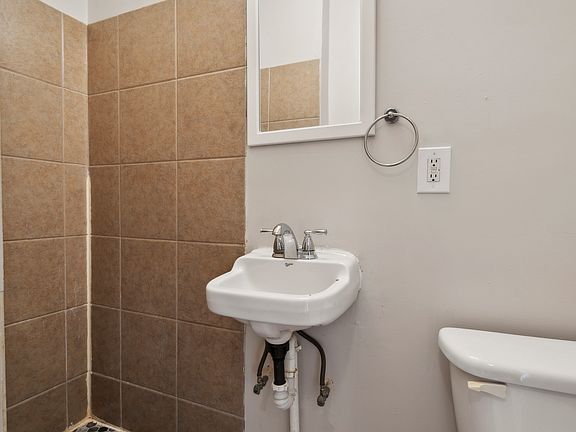 4th image of 3732 N 16th St Floor 1
