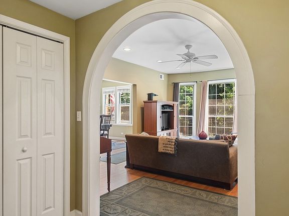 5th image of 1522 W Fargo Ave #1S