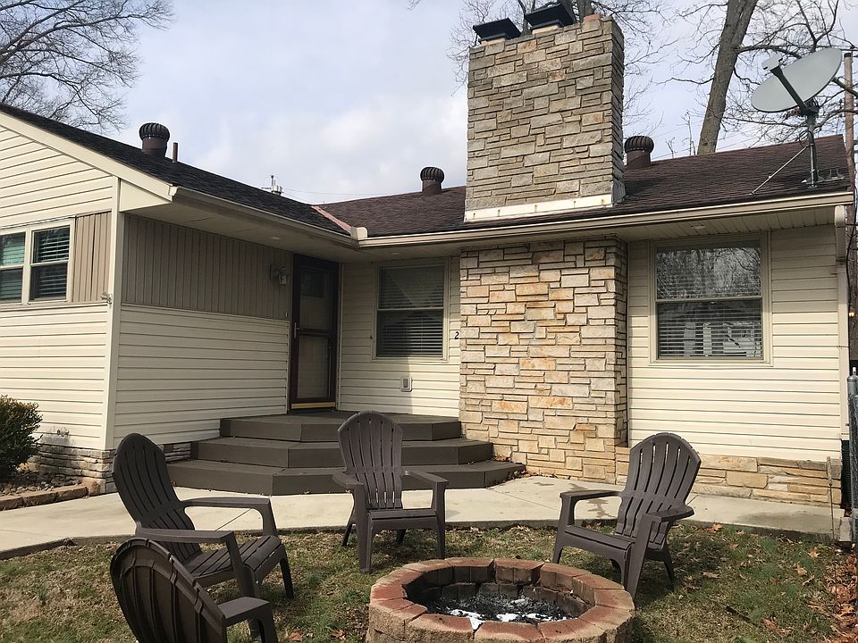 Front of home w/ fire pit