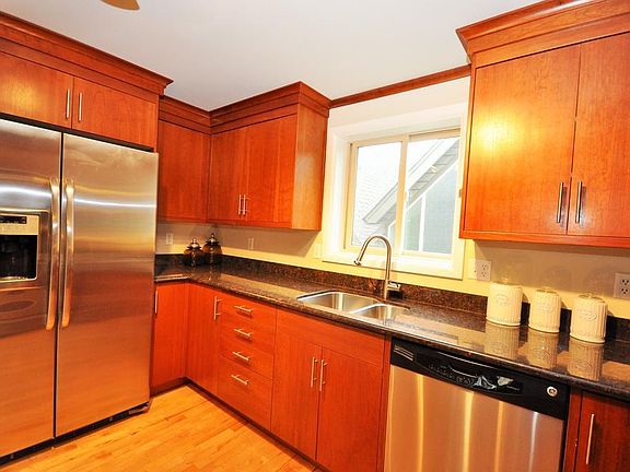 5th image of 1510 Taylor Ave N