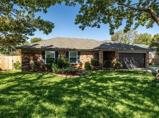 2323 Mockingbird Dr, Grapevine, TX 76051