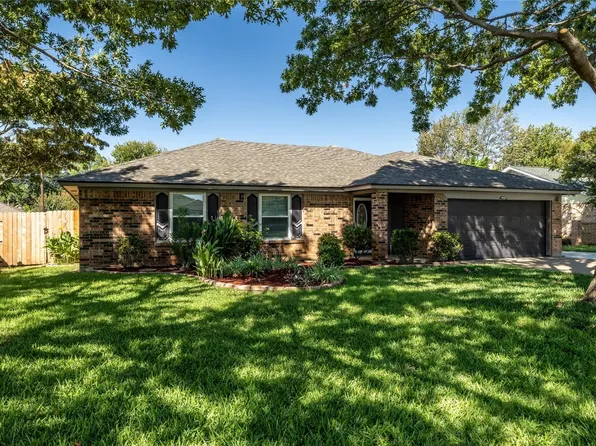 2323 Mockingbird Dr, Grapevine, TX 76051