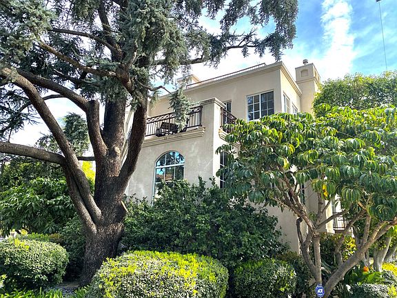 2nd image of 10439 Moorpark St #2