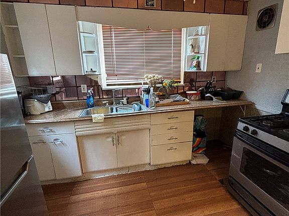 4th image of 900 Hillsboro St