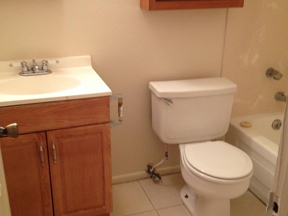 5th image of 204 Stanford Dr APT D