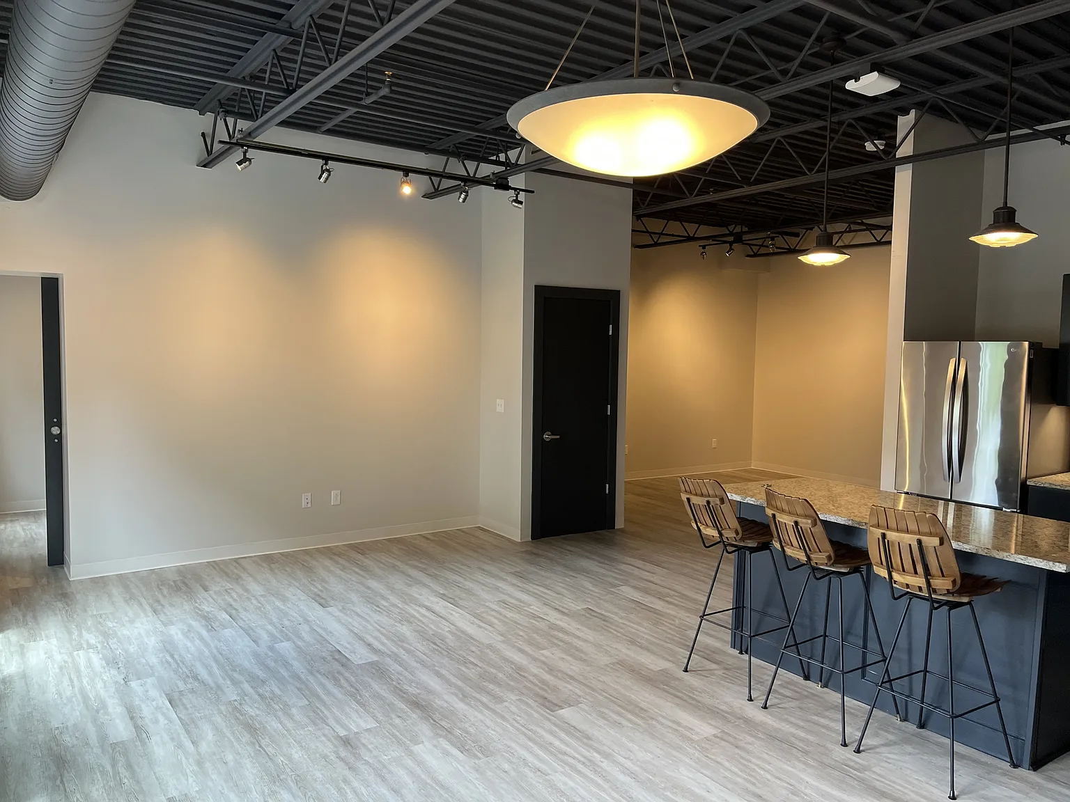 337 University Avenue - 2D — Photo 3