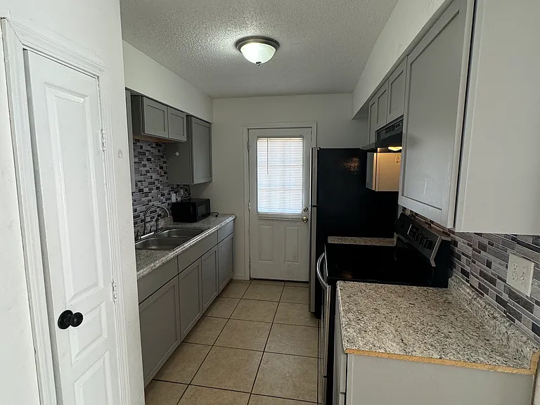 2810 Daniel Dr — Photo 4