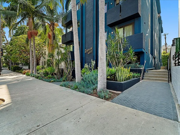 135 N Doheny Dr #202 — Photo 16